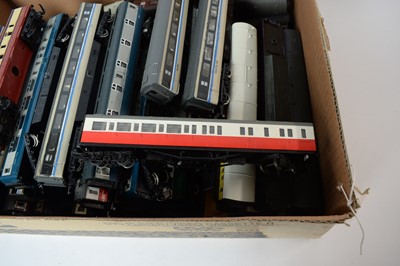 Lot 367 - A collection of 00-Gauge rolling stock passenger carriages