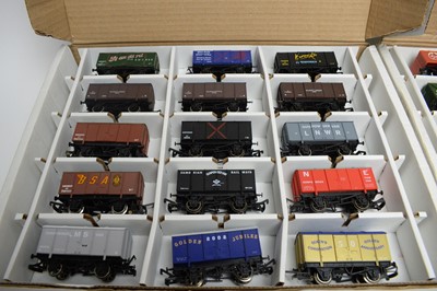 Lot 374 - A collection of 00-Gauge rolling stock