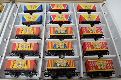 Lot 374 - A collection of 00-Gauge rolling stock