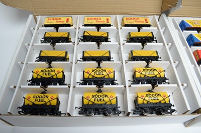 Lot 374 - A collection of 00-Gauge rolling stock