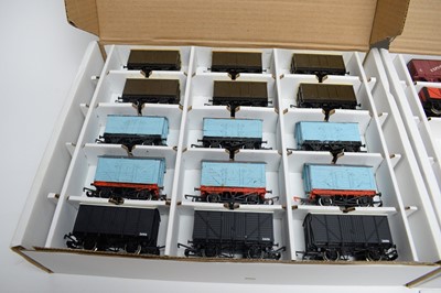 Lot 376 - A collection of 00-Gauge rolling stock