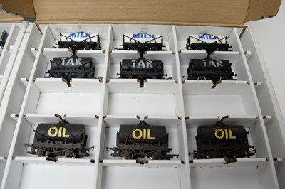 Lot 376 - A collection of 00-Gauge rolling stock