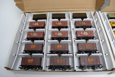 Lot 379 - A collection of 00-Gauge rolling stock