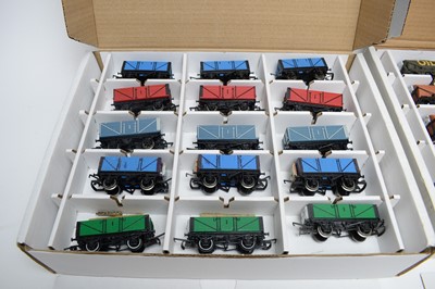 Lot 381 - A collection of 00-Gauge rolling stock