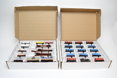 Lot 381 - A collection of 00-Gauge rolling stock