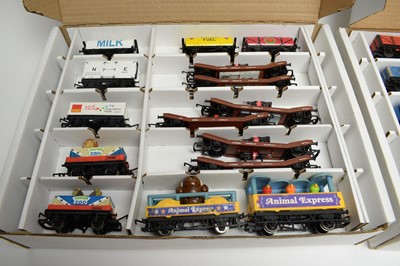 Lot 381 - A collection of 00-Gauge rolling stock