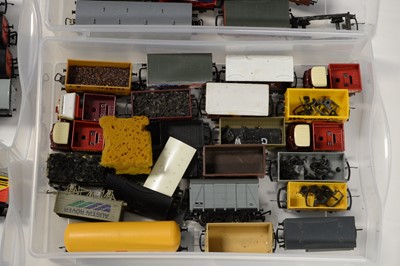 Lot 382 - A collection of 00-Gauge rolling stock