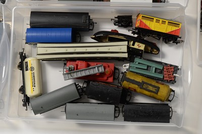 Lot 382 - A collection of 00-Gauge rolling stock