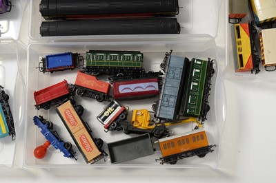 Lot 383 - A collection of 00-Gauge rolling stock