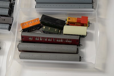 Lot 384 - A collection of 00-Gauge rolling stock