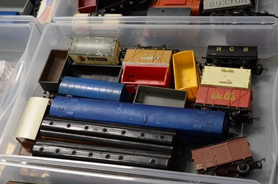 Lot 389 - A collection of 00-Gauge rolling stock