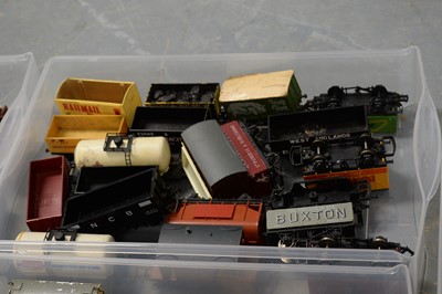 Lot 389 - A collection of 00-Gauge rolling stock