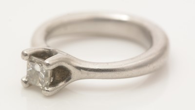 Lot 759 - A single stone solitaire diamond ring