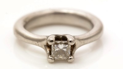 Lot 759 - A single stone solitaire diamond ring