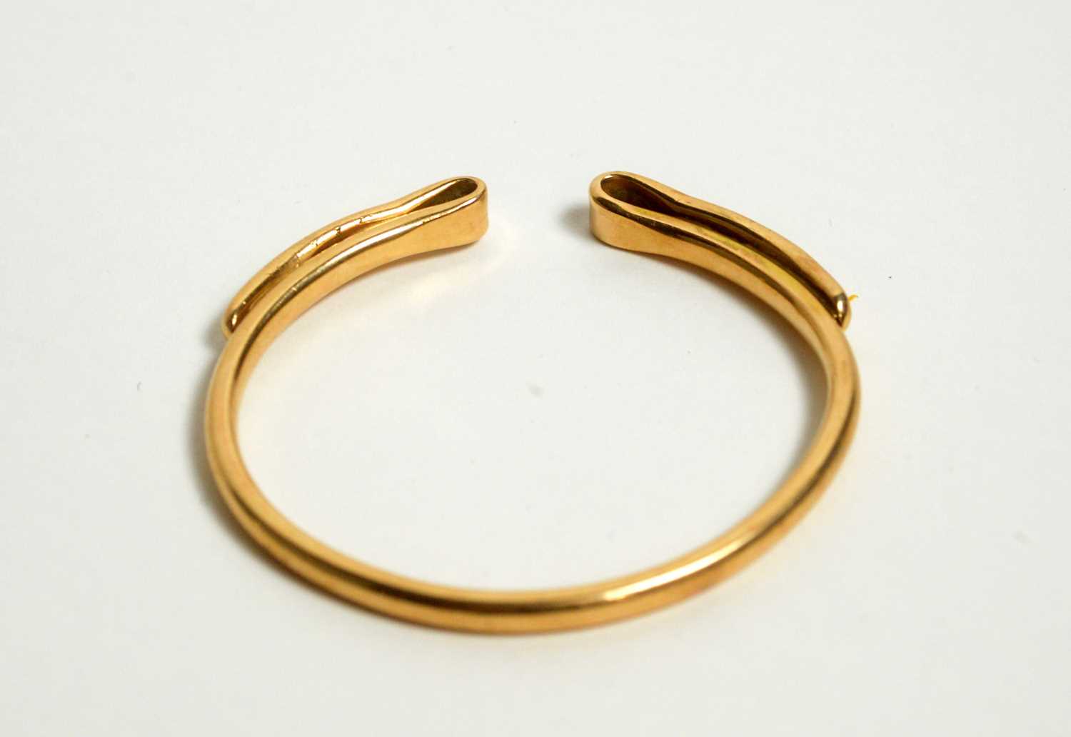 Lot 135 - A gold bangle