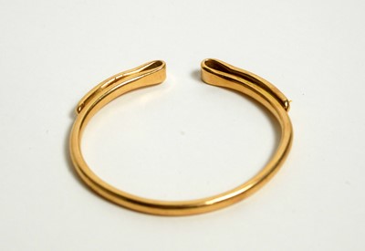 Lot 135 - A gold bangle