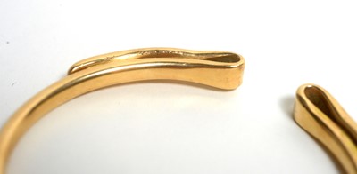 Lot 135 - A gold bangle