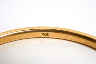 Lot 135 - A gold bangle