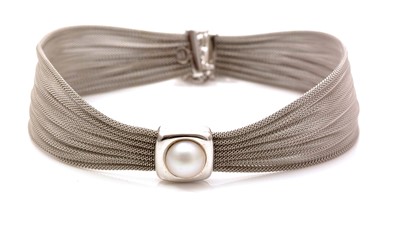 Lot 766 - An 18ct white gold and Mabe pearl choker necklace