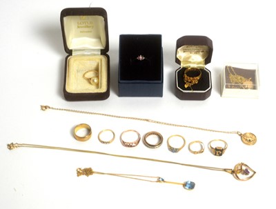 Lot 202 - A selection of gold and other jewellery