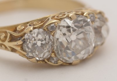 Lot 777 - A Victorian three stone diamond ring