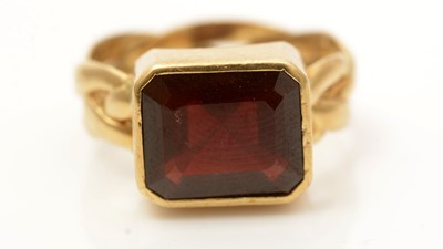 Lot 774 - A gentleman's garnet and 18ct yellow gold ring