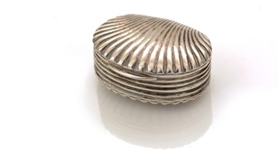 Lot 488 - A George III small silver vinaigrette