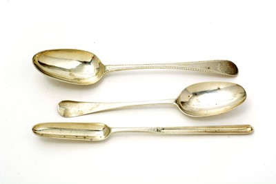 Lot 262 - A George III silver marrow scoop