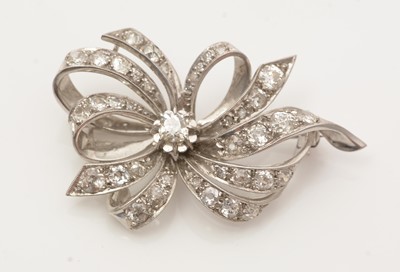 Lot 653 - An Edwardian style diamond brooch