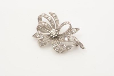 Lot 653 - An Edwardian style diamond brooch