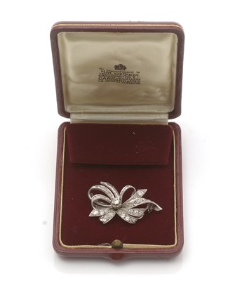 Lot 653 - An Edwardian style diamond brooch