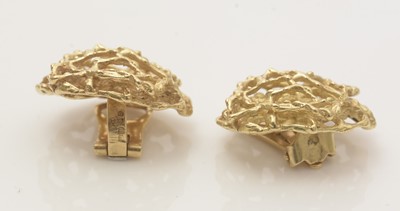 Lot 655 - A pair of 18ct yellow gold nest pattern earrings