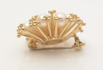 Lot 658 - A 9ct yellow gold and cultured pearl brooch