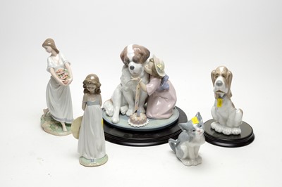 Lot 337 - A collection of Lladro and Nao figures