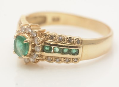 Lot 665 - An emerald and diamond ring