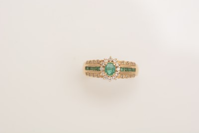 Lot 665 - An emerald and diamond ring