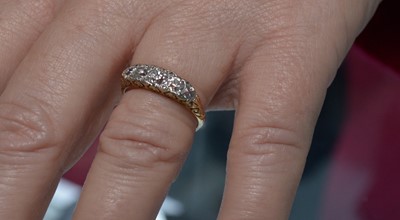 Lot 667 - A Victorian five stone diamond ring