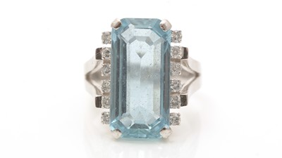 Lot 718 - An aquamarine and diamond ring