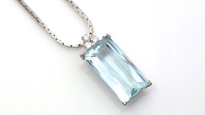 Lot 719 - An aquamarine and diamond pendant on chain