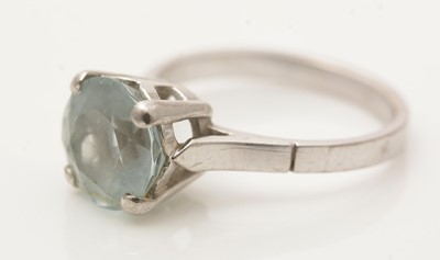 Lot 674 - An aquamarine ring