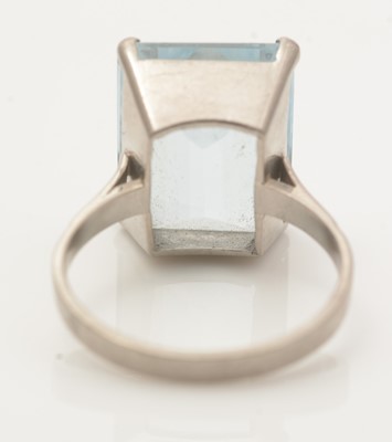 Lot 675 - An aquamarine ring