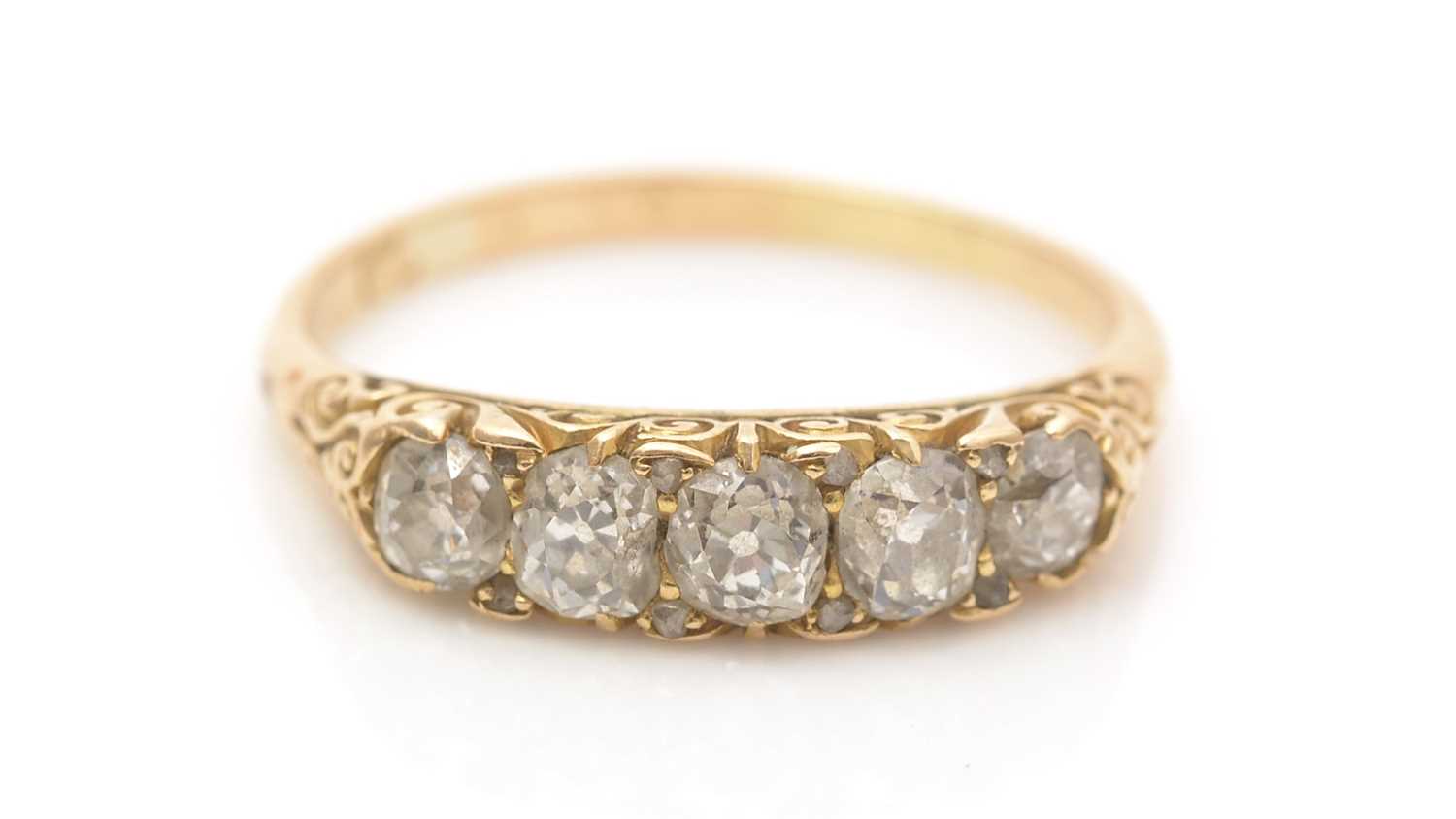 Lot 677 - A Victorian five stone diamond ring
