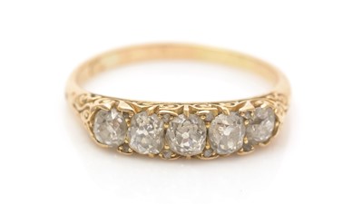 Lot 677 - A Victorian five stone diamond ring