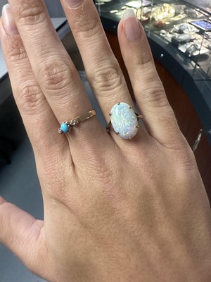Lot 189 - An opal ring