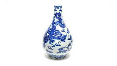 Lot 815 - Chinese blue and white dragon vase