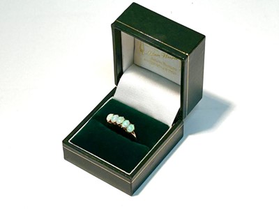 Lot 179 - Five stone opal ring
