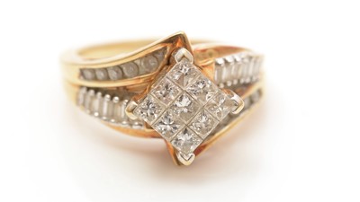 Lot 649 - A diamond dress ring