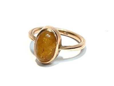 Lot 174 - A yellow stone cabochon ring