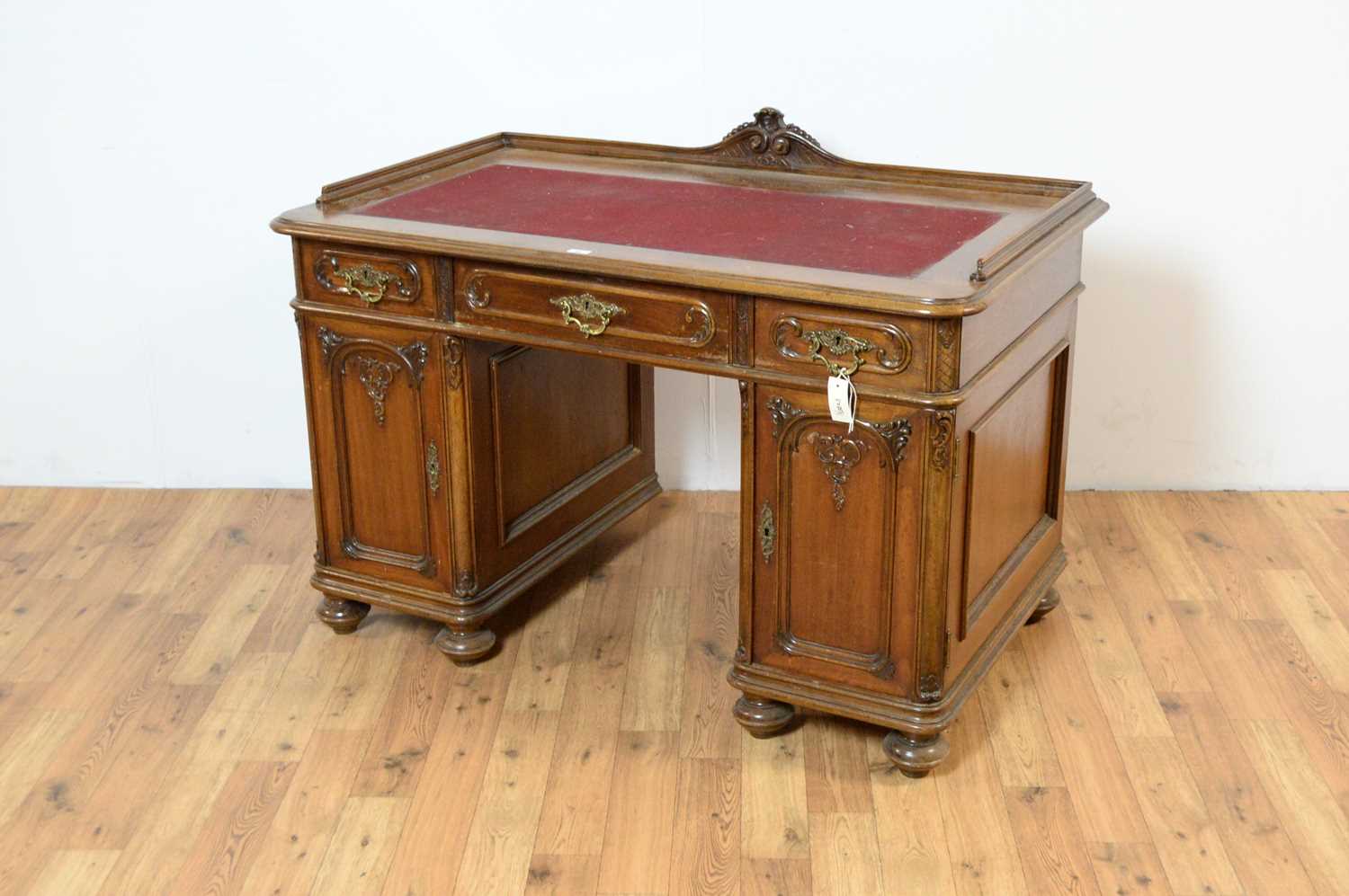 Lot 39 - An early 20th Century oak kneehole desk