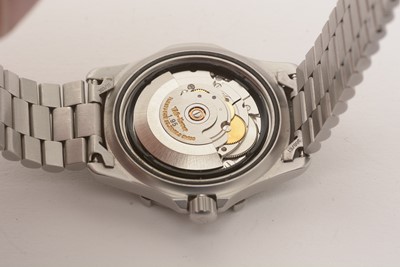 Lot 566 - Tag Heuer: a steel cased automatic wristwatch